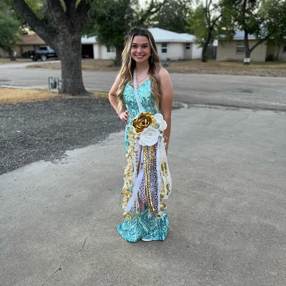 Formal dress - Picture 3 of 3